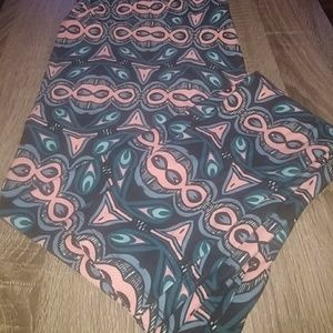 EUC TC Lularoe Leggings black background